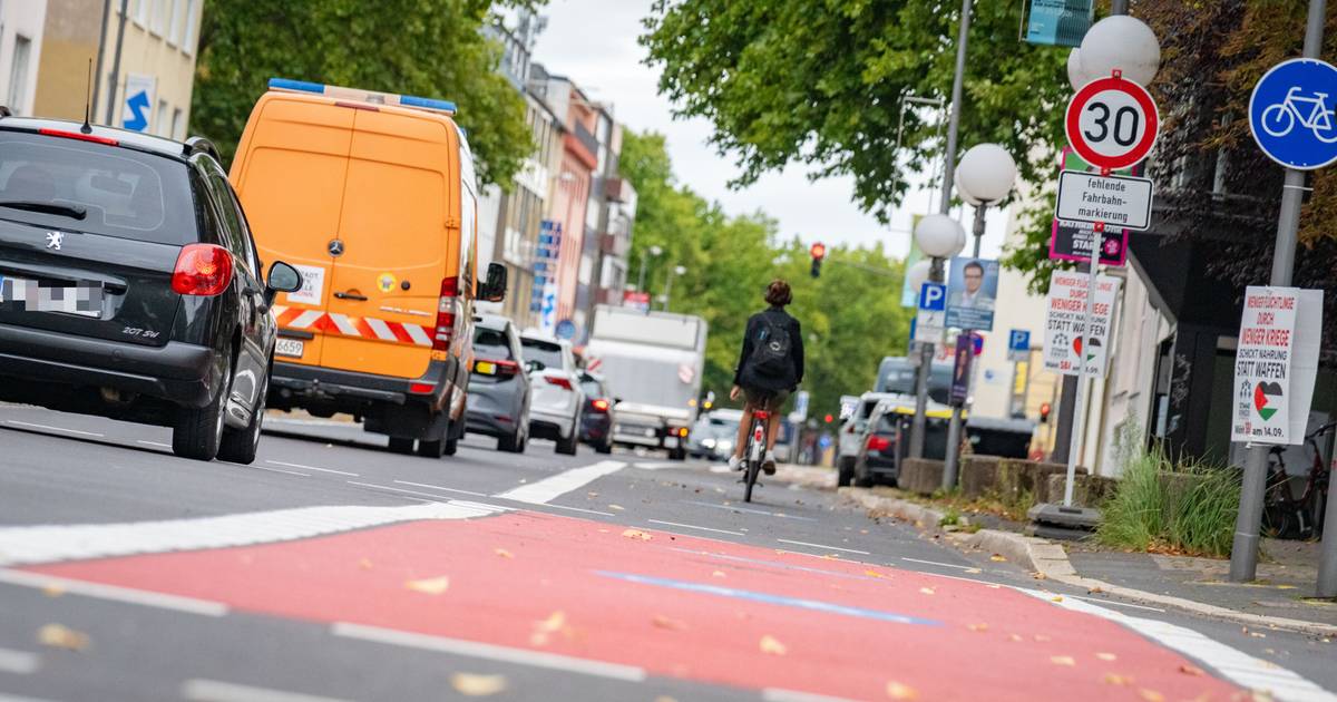 Eigene Fahrbahnen für Auto- und Radverkehr auf Adenauerallee fertig markiert