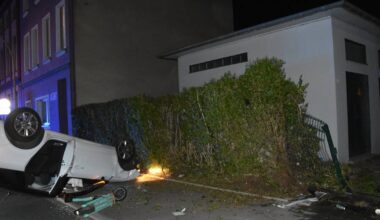 Mönchengladbach: Auto überschlägt sich nach Unfall