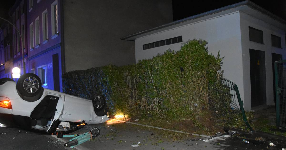 Mönchengladbach: Auto überschlägt sich nach Unfall