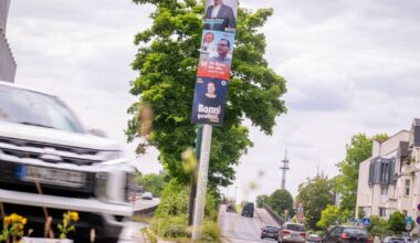 Unbekannte überkleben Plakate von Guido Déus