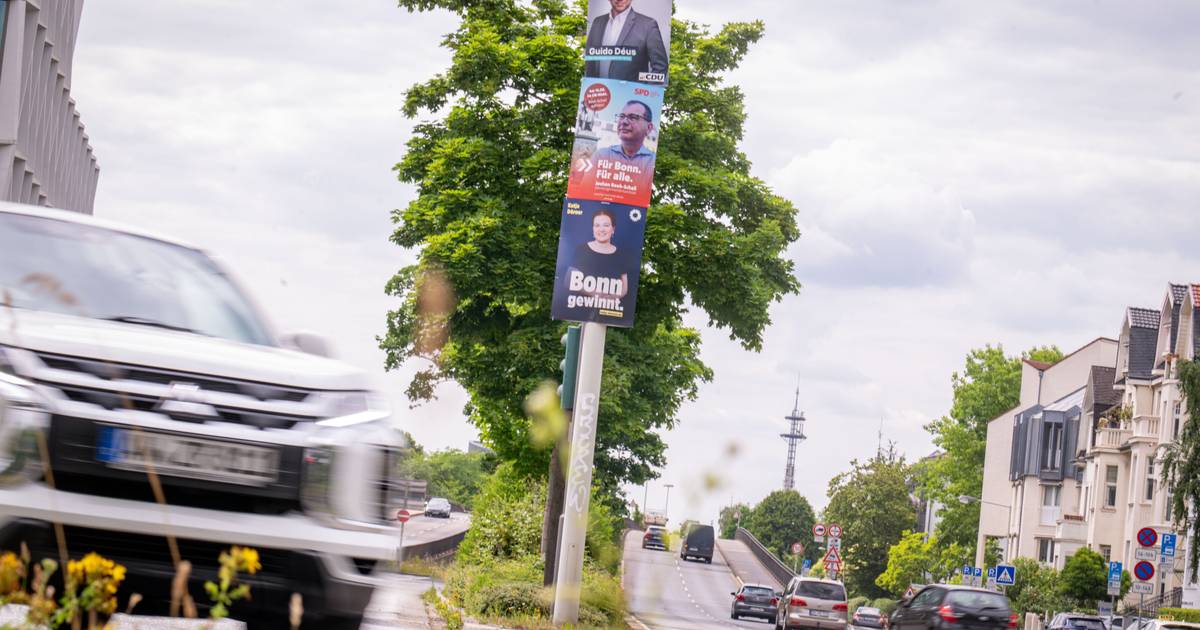 Unbekannte überkleben Plakate von Guido Déus