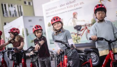 Fahrradübergabe für Training an Düsseldorfer Grundschulen