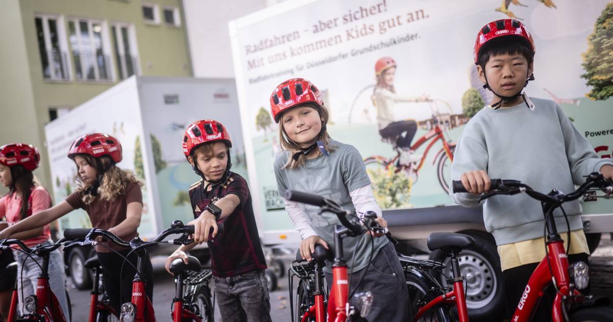 Fahrradübergabe für Training an Düsseldorfer Grundschulen