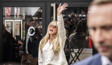 Heidi Klum gibt Autogramme und macht Selfies auf der Kö