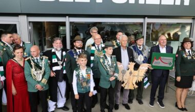 Borussia-Präsident Rainer Bonhof begrüßt Majestäten im Stadion