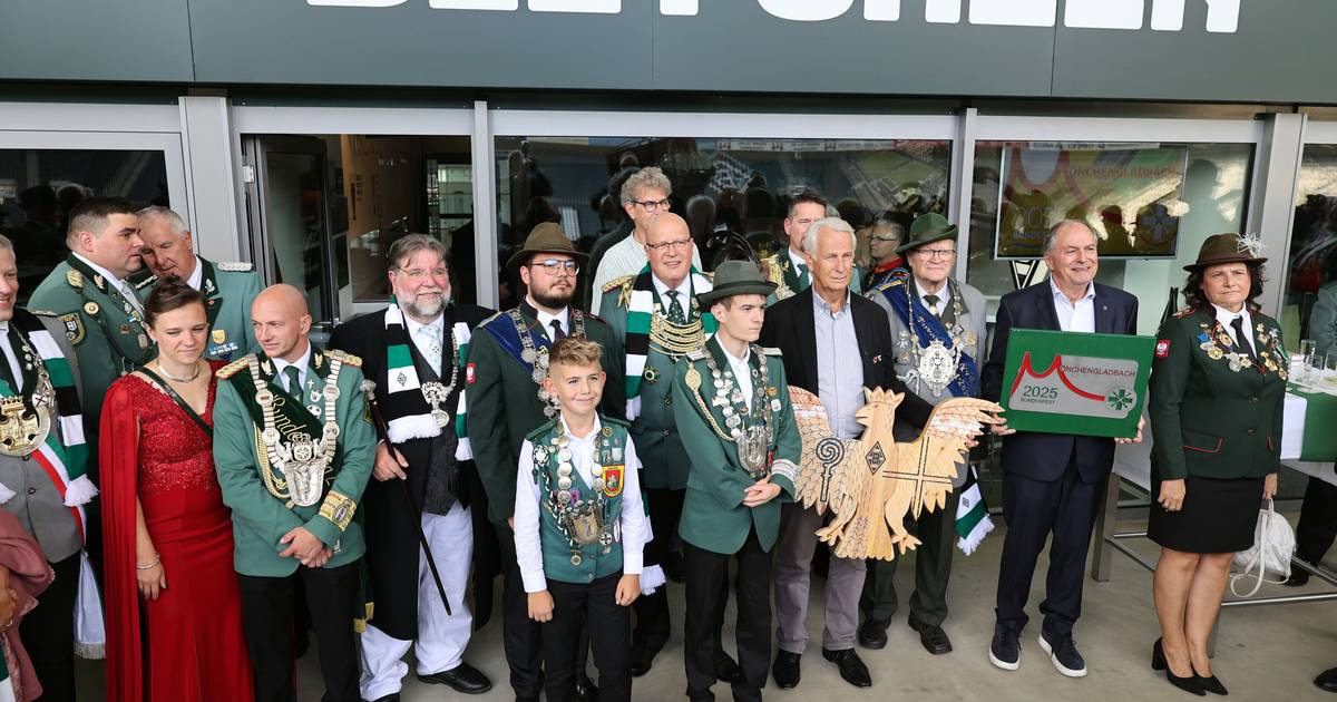 Borussia-Präsident Rainer Bonhof begrüßt Majestäten im Stadion