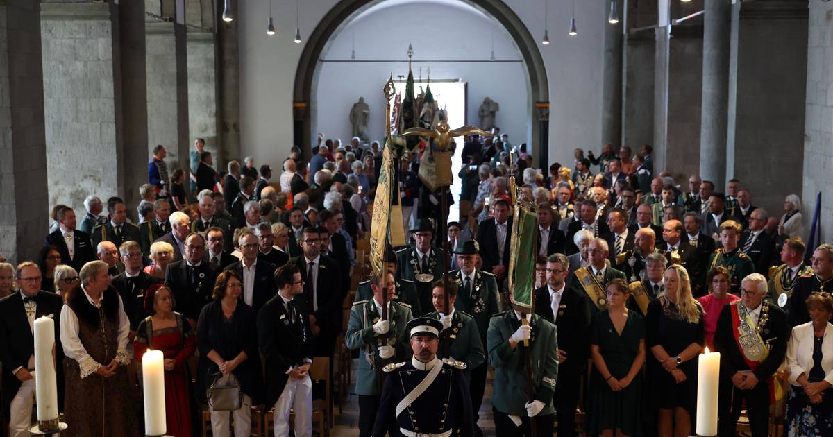 Stadtschützenfest 2025 in Mönchengladbach: Ehrungen, Fassanstich und Tradition
