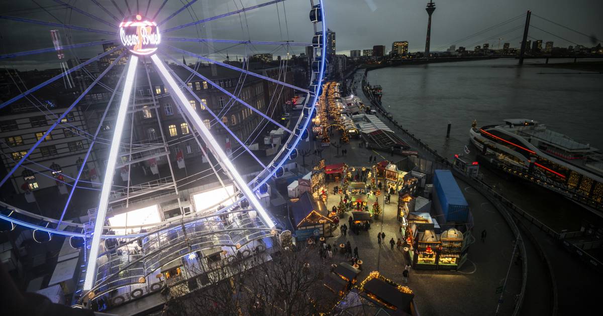 Winterstimmung mit Riesenrad und Eisbahn in Düsseldorf