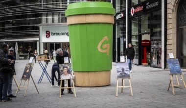 Greenpeace protestiert mit To-Go-Becher gegen die Müllflut
