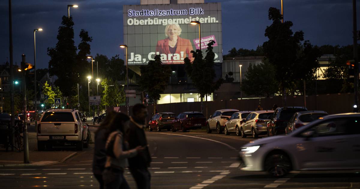 Bilker Stadtzentrum in Düsseldorf - Riesige Werbung für Clara Gerlach