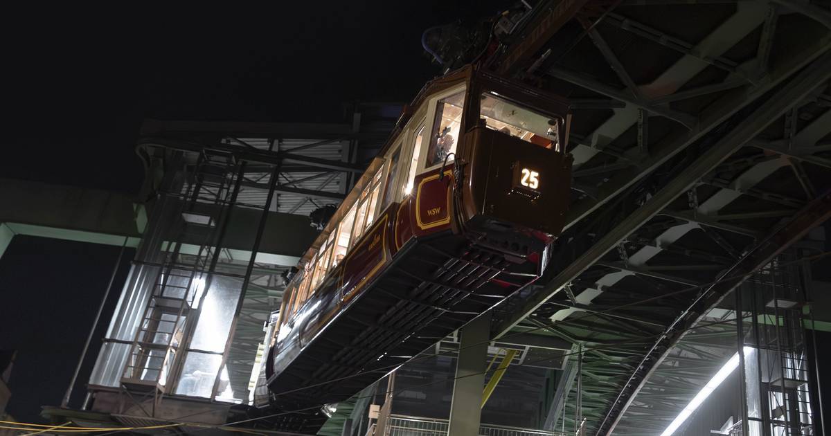 Historische Schwebebahn "Kaiserwagen" fährt wieder
