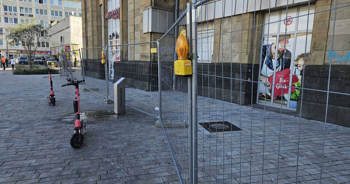 Mönchengladbacher Hauptbahnhof: Zäune außen, Baustelle innen