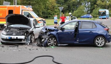 Zwei Menschen schwer verletzt nach Verkehrsunfall in Wuppertal