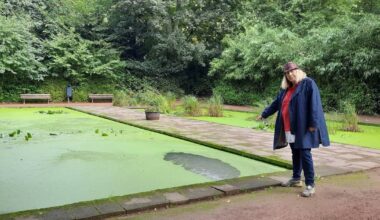 Teiche im Botanischen Garten mit toten Fröschen und Vogelkadavern