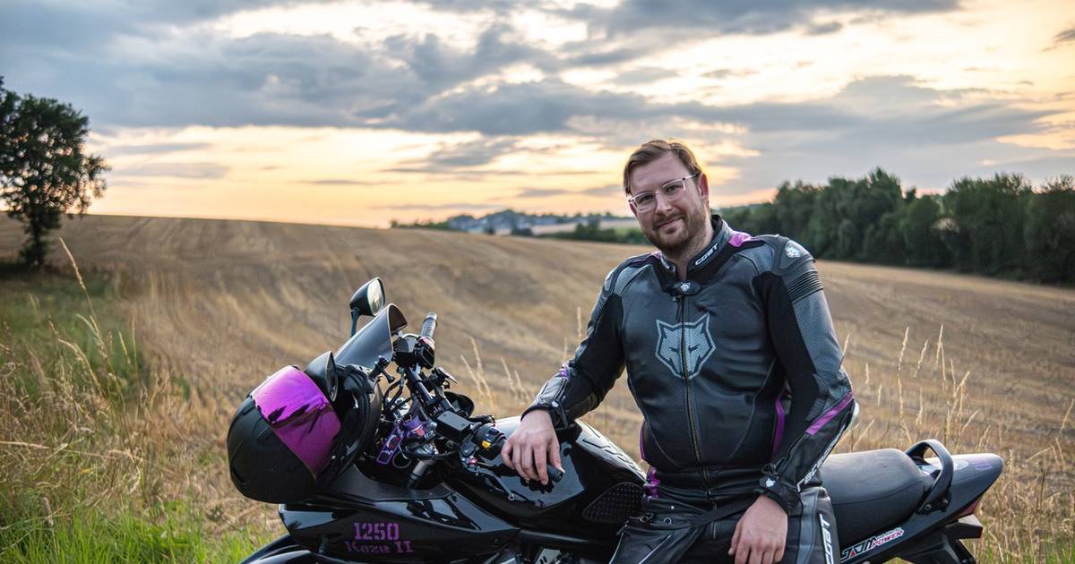 Lukas Mutzberg reist mit Motorrad auf Spuren des DRK