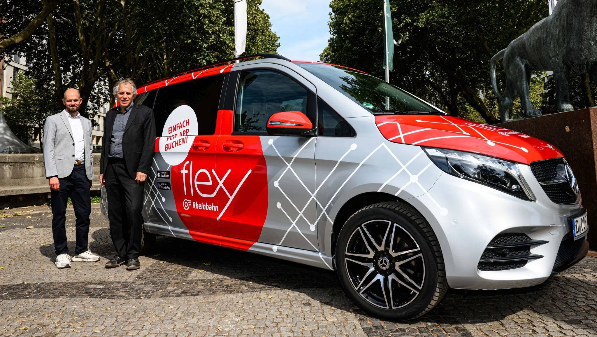 Flexy kommt jetzt auch zur Kö: Christian Finke, Bereichsleiter Betrieb der Rheinbahn, mit Mobilitäts- und Umweltdezernent Jochen Kral.