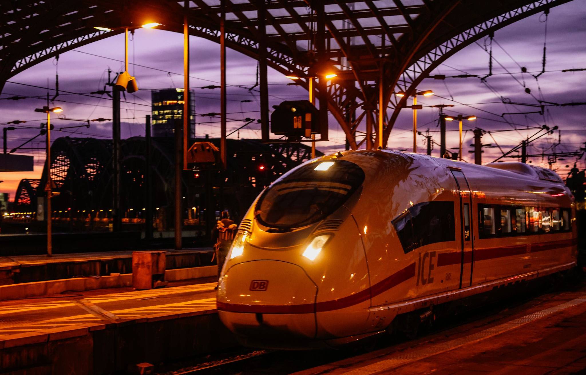 Ein ICE fährt in den Kölner Hauptbahnhof ein.