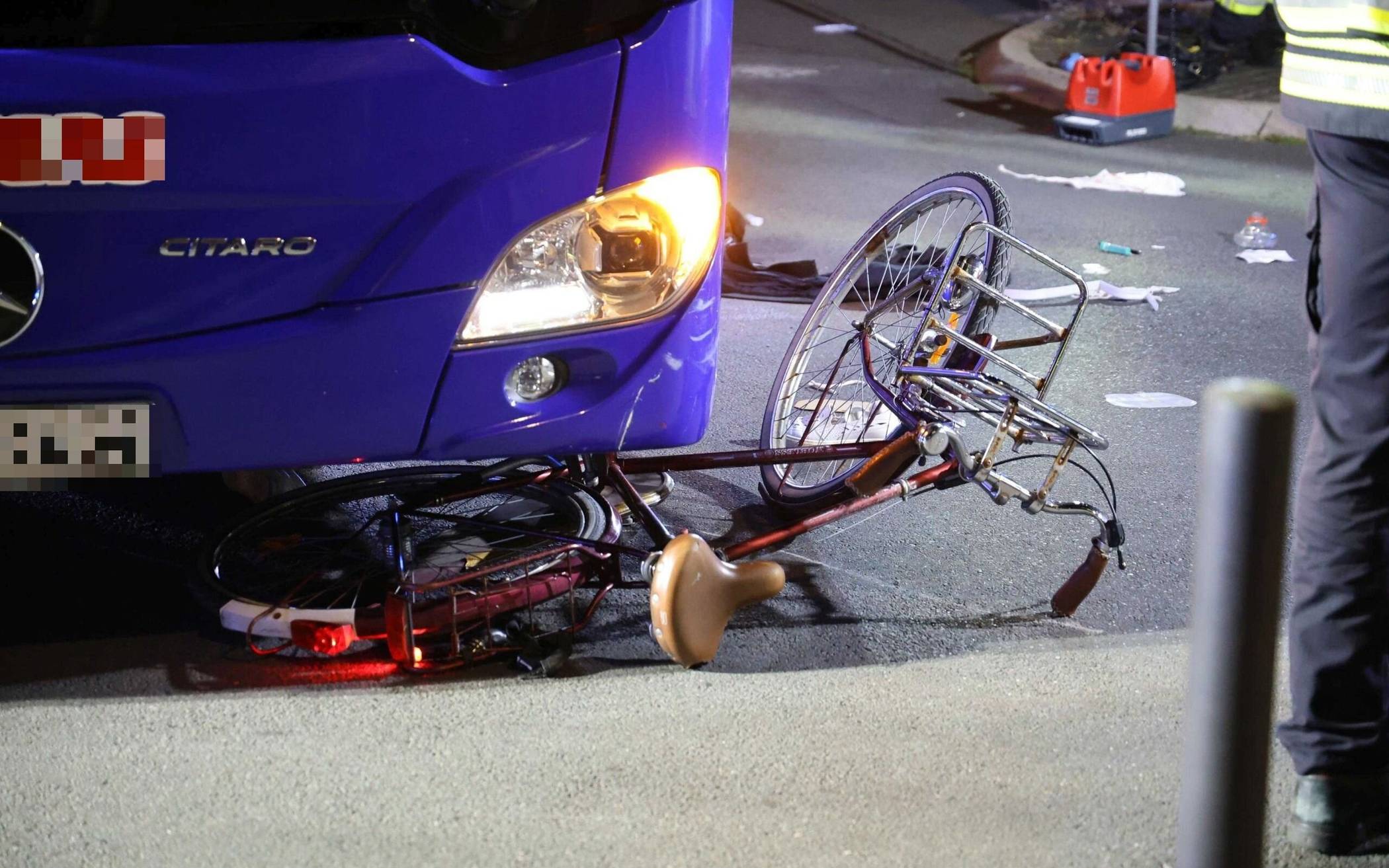 Ersthelfer bargen die Radfahrerin unter dem Bus. Eine zufällig anwesende Notfalllsanitäterin reanimierte die Schwerverletzte Frau sofort.