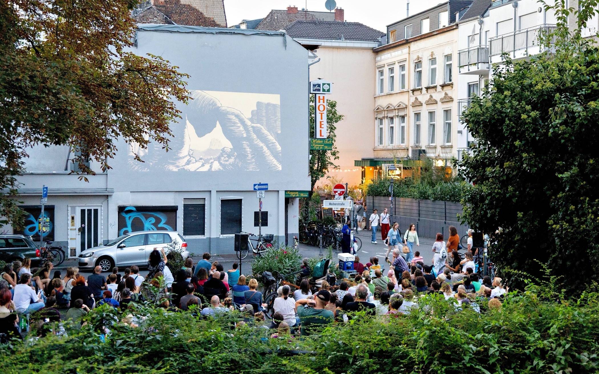 Kino in den Straßen der Stadt: So geht es bei der Kurzfilmwanderung zu.