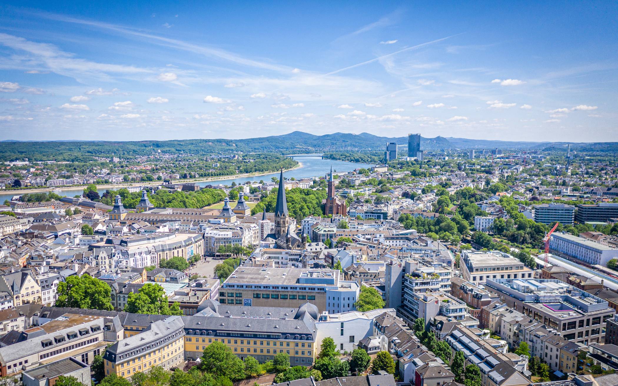  Im Juli hat die Telekom das Kunstwerk „Gran elefant dret“ des spanischen Künstlers Miquel Barceló enthüllt. Der große Arbeitgeber feierte in Bonn 30-jähriges Bestehen. 