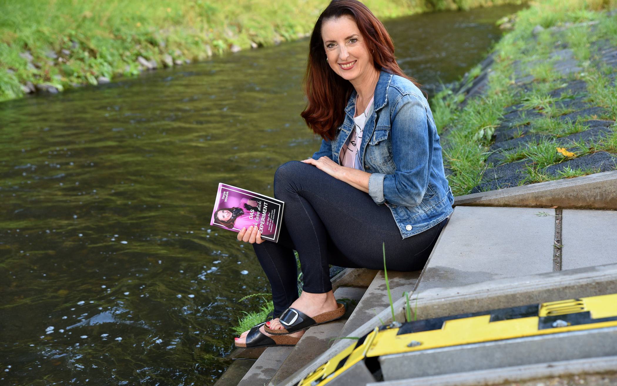 Die TV-Reporterin Tanja Wodok aus Weilerswist, hier an ihrem Lieblingsort an der Erft, hat ein Buch darüber geschrieben, wie sie ihre Sozialphobie besiegt hat.