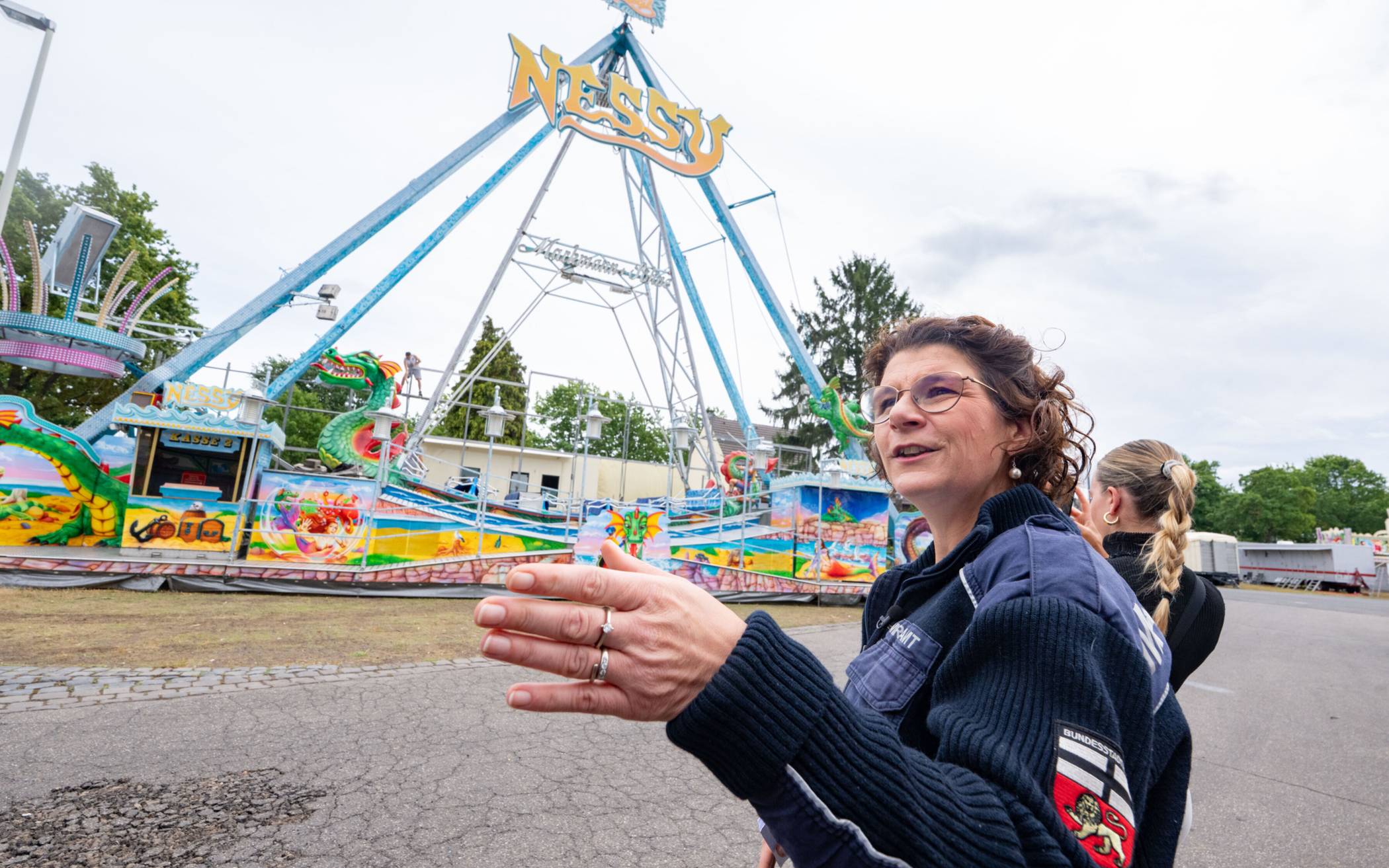  Ein Rundgang über Pützchens Markt: Kathrin Krumbach zeigt, wie weit der Aufbau der Buden und Fahrgeschäfte fortgeschritten ist. 