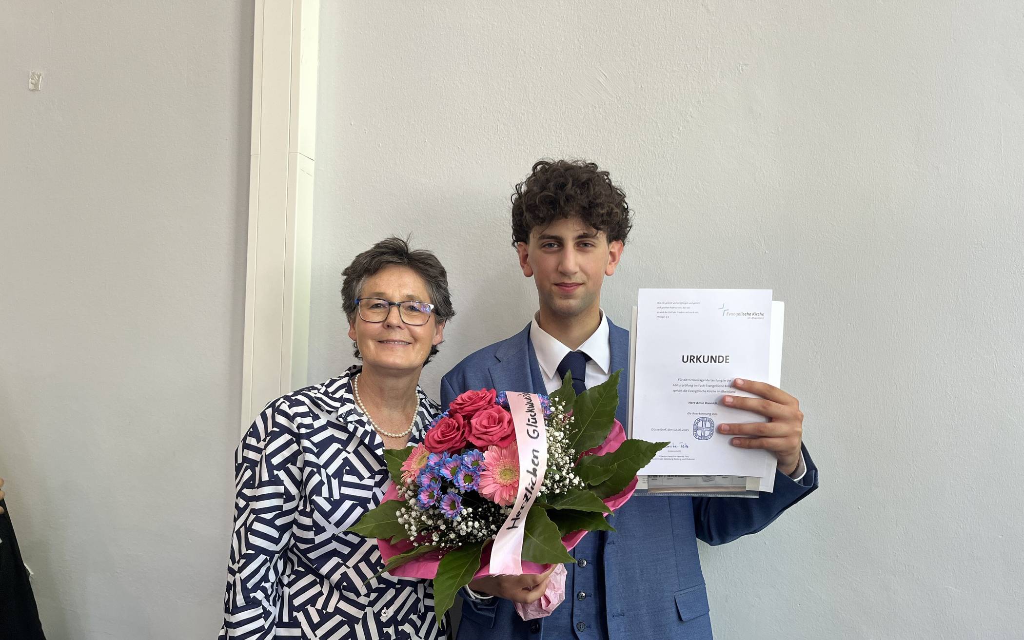 NCG-Religionslehrerin und Pfarrerin Antje Maurer steht neben dem muslimischen Preisträger Amin Kannich.