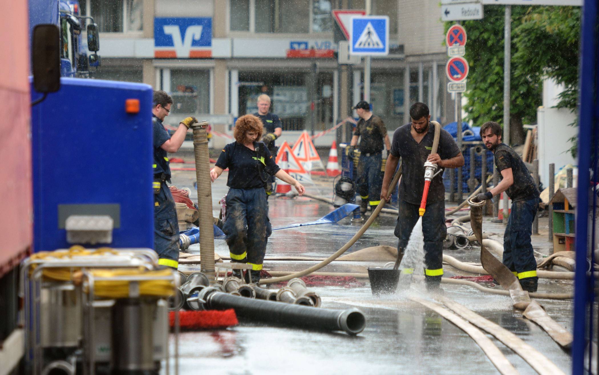 Aufräumen nach der Flut: Hilfskräfte nach der Überschwemmung des Godesberger Bachs 2016