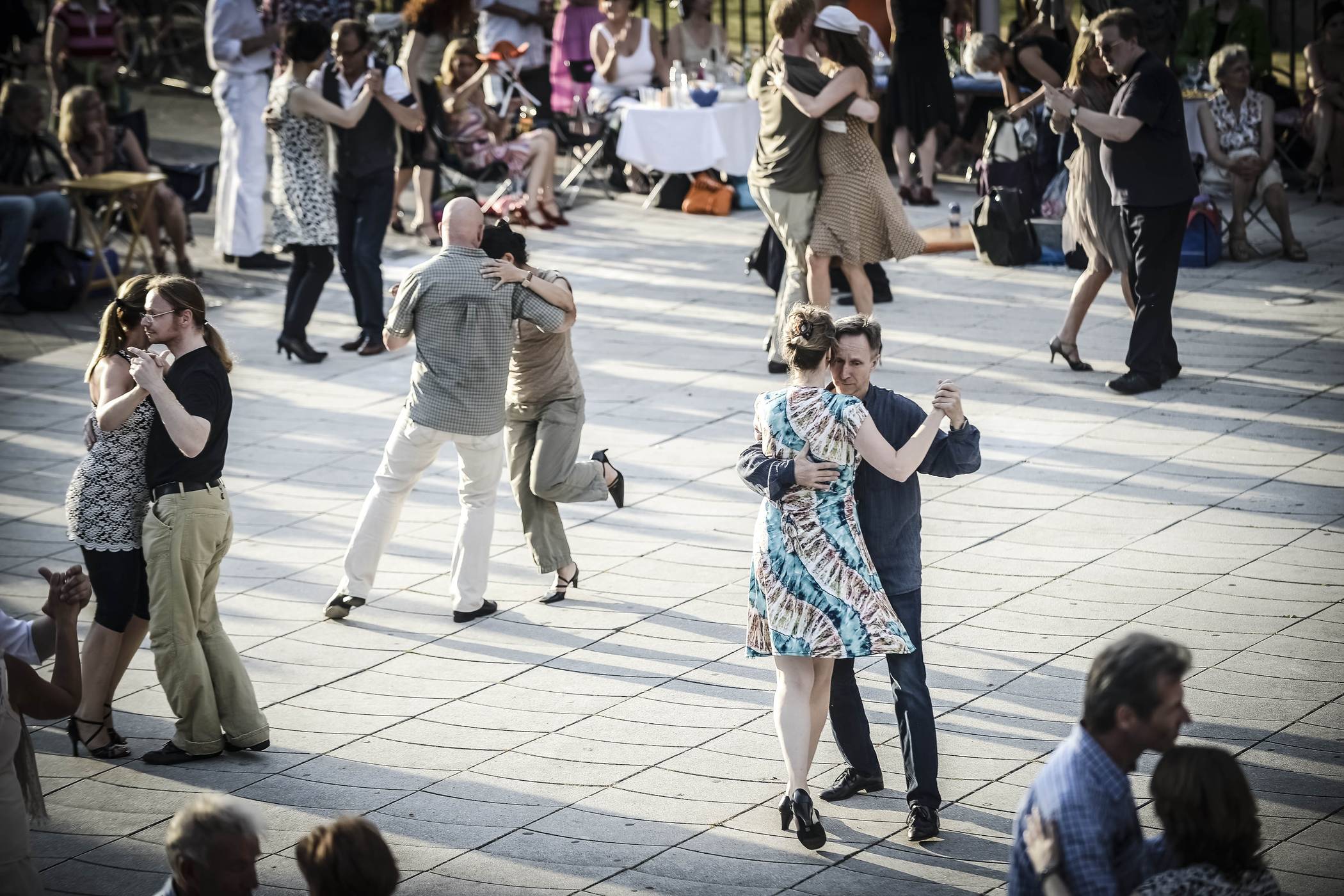 Tanzbegeisterte können erneut die Hüften schwingen lassen. Der Stadtstrand lädt wieder zum Tanzen ein.