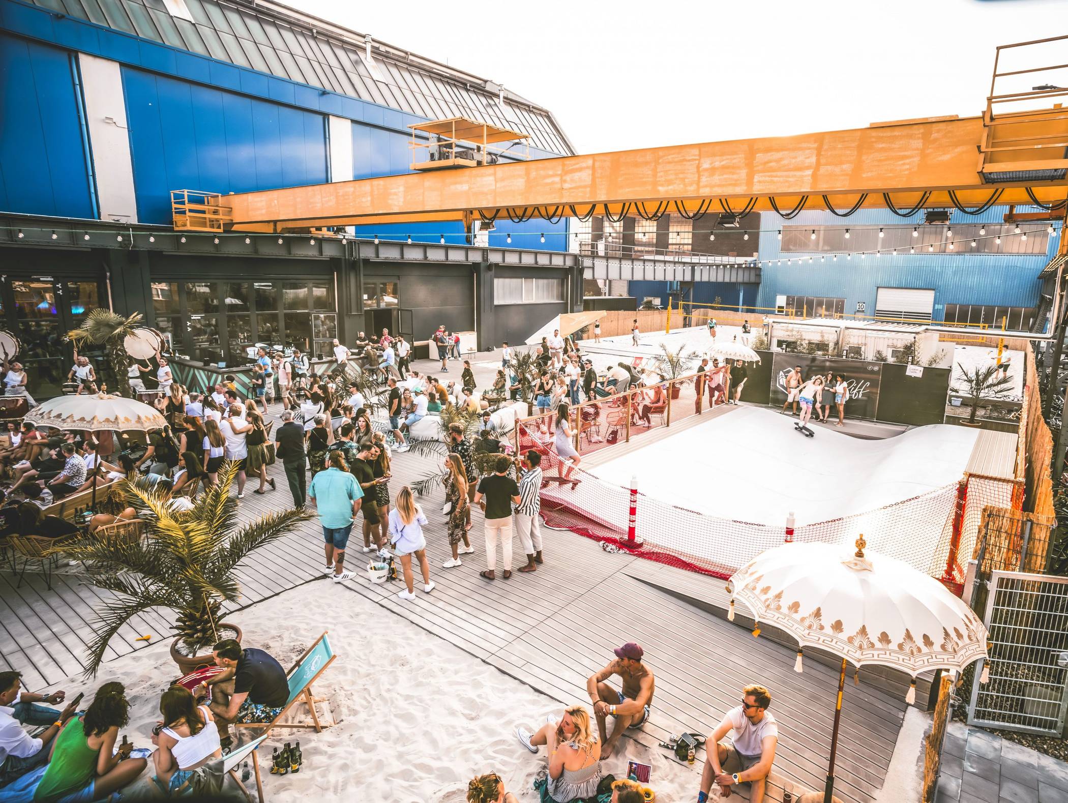 Am Mittwoch finden Besucherinnen und Besucher im Beachclub im RheinRiff ein kleines Stück Ibiza.  