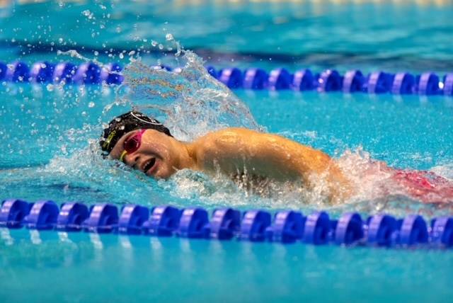 Larus Thiel hängt in der Wuppertaler Schwimmoper alle ab