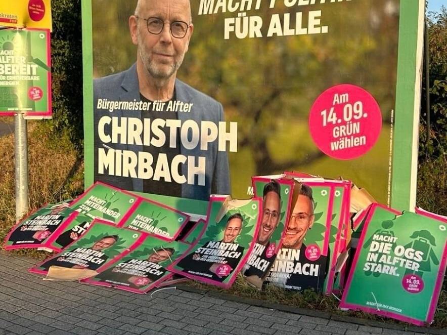 Die Wahlplakate des Grünen-Ratskandidaten Martin Steinbach in Oedekoven wurden heruntergerissen und vor einem Großplakat des Spitzenkandidaten an der Ziegelstraße abgelegt.