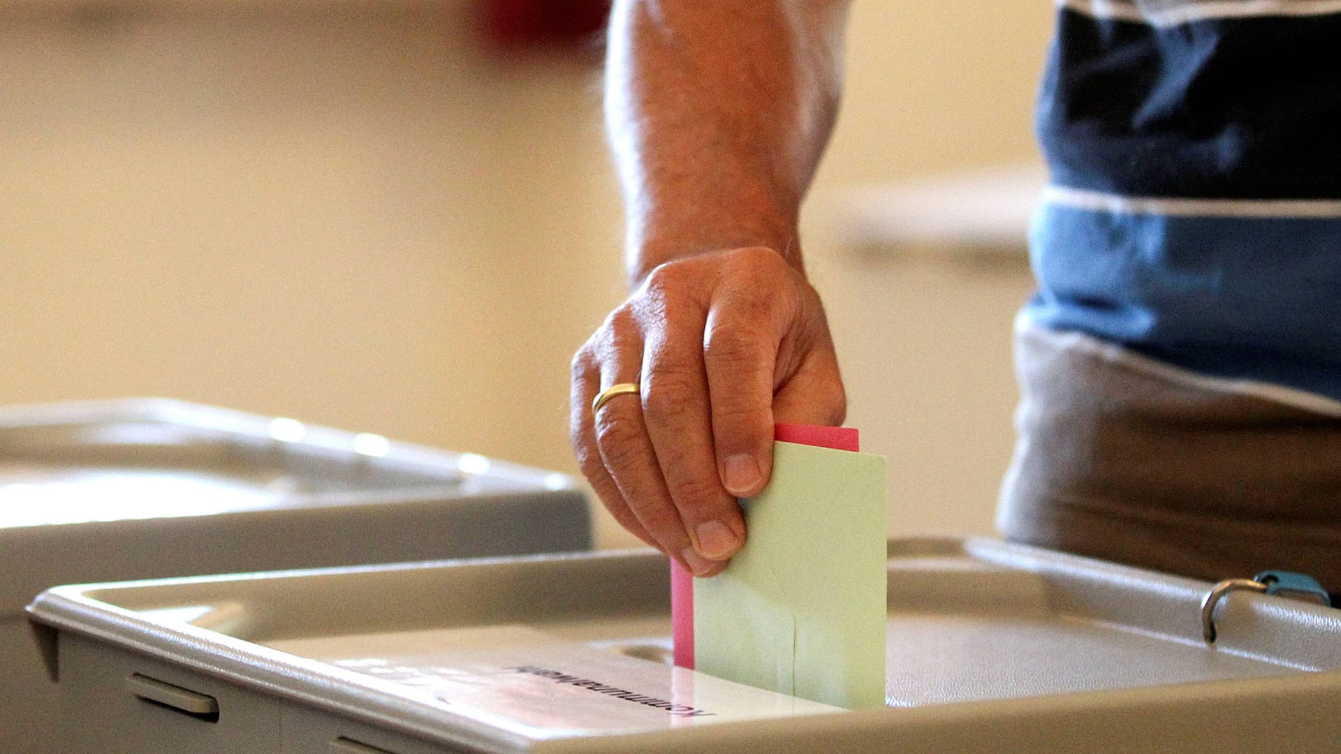 Wähler wirft Wahlumschlag in eine Wahlurne (Symbolbild): Die Auszählung soll bis zum Montagnachmittag abgeschlossen sein.