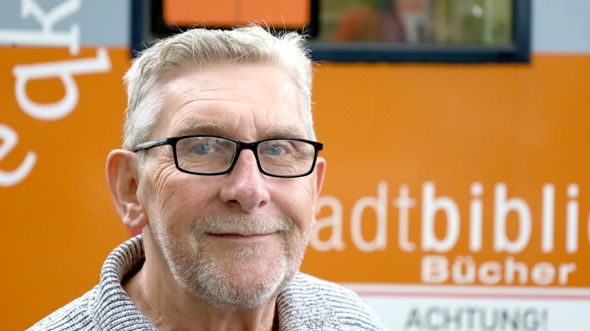 Walter Sieker fährt den Bücherbus durch Osnabrück