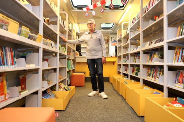 In den Regalen des Bücherbusses stöbert Walter Sieker nur manchmal. Er lenkt die mobile Bibliothek durch Osnabrück.