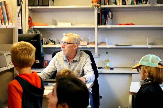 Unaufgeregt versieht Walter Sieker seinen Job im Bücherbus - auch wenn eine Horde Grundschüler ihn erobert.
