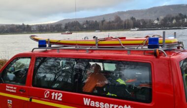 Ruderboot und Schiff kollidieren auf Rhein in Bonn