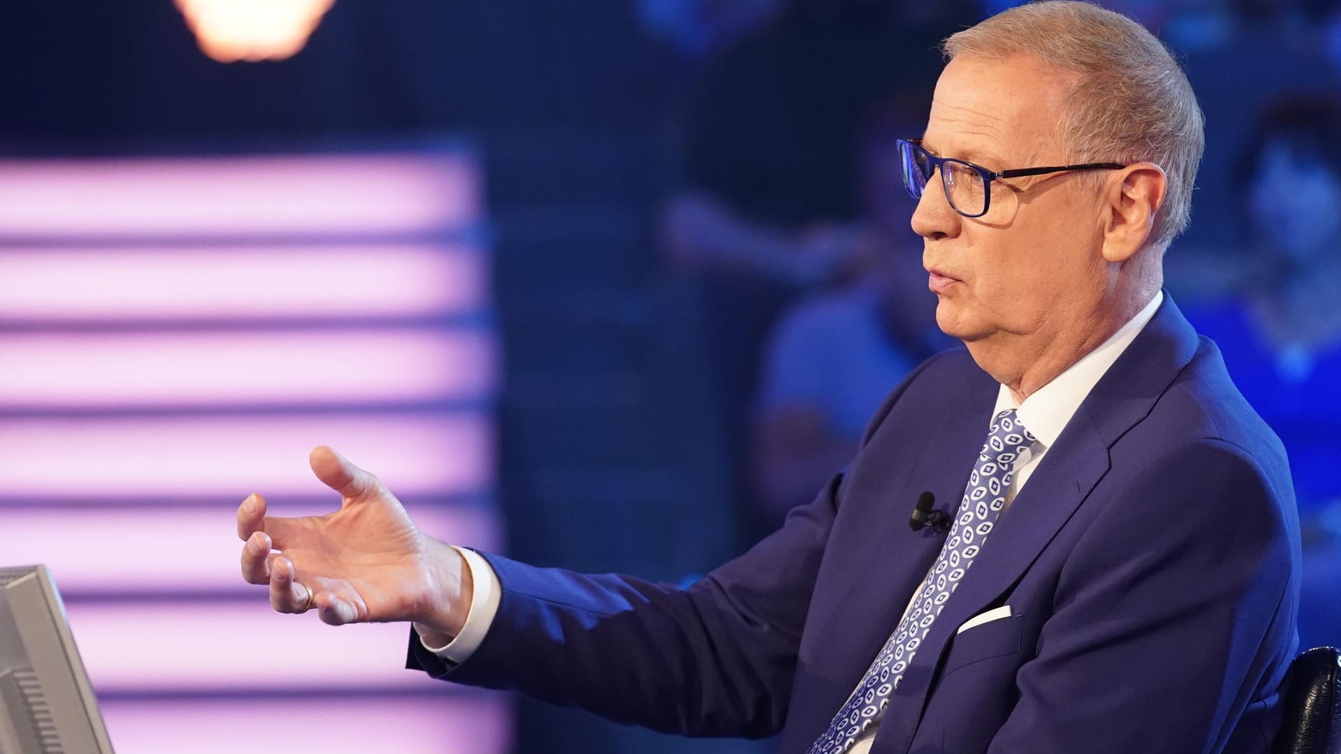 "Wer wird Millionär?": Günther Jauch plaudert in der Show gern aus dem Nähkästchen. "Wer wird Millionär?": Günther Jauch plaudert in der Show gern aus dem Nähkästchen.