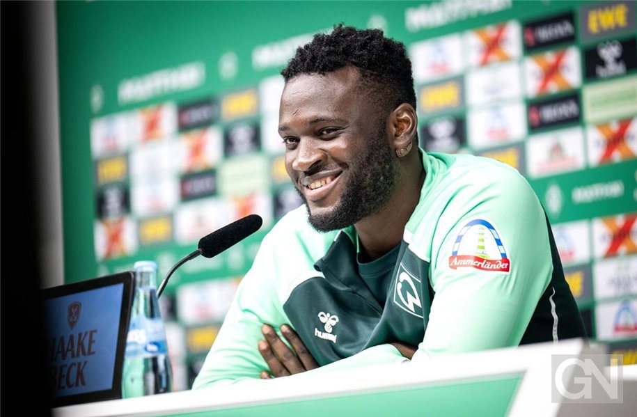 Werder-Zugang Victor Boniface bei seiner Vorstellung. Foto: Sina Schuldt/dpa