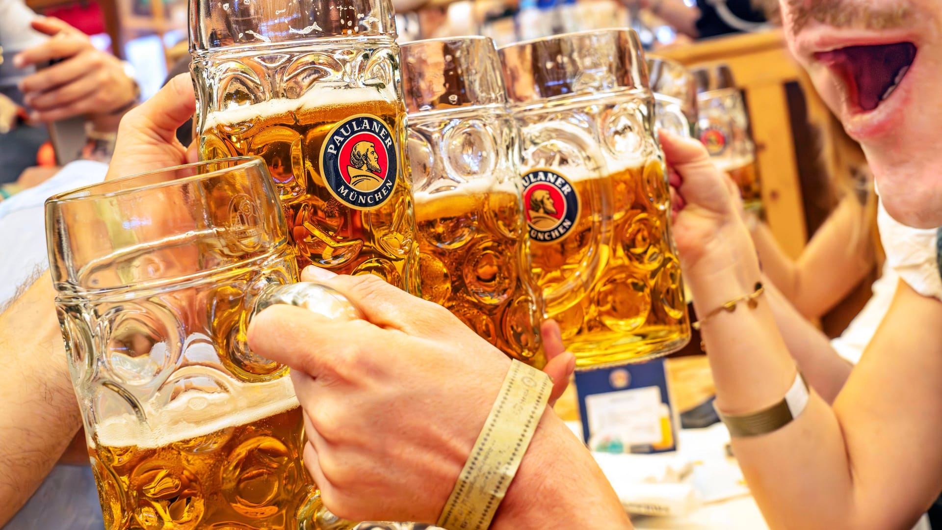 Wiesnbesucher stoßen im Paulaner-Festzelt mit Bier an (Archivbild): In diesem Jahr kostet die Maß im Schnitt 15,25 Euro.