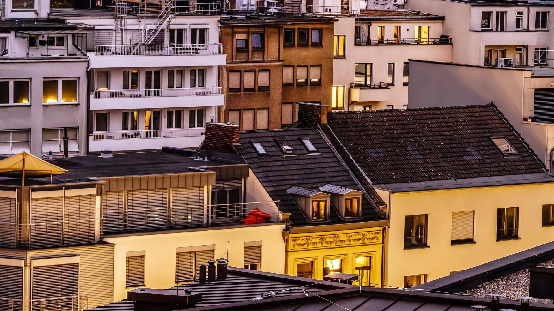 Wohnhäuser in der Kölner Innenstadt (Archivbild): In den vergangenen zehn Jahren sind die Mieten um bis zu 50 Prozent gestiegen.
