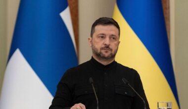 Wolodymyr Selenskyj, Präsident der Ukraine, steht an einem Podium