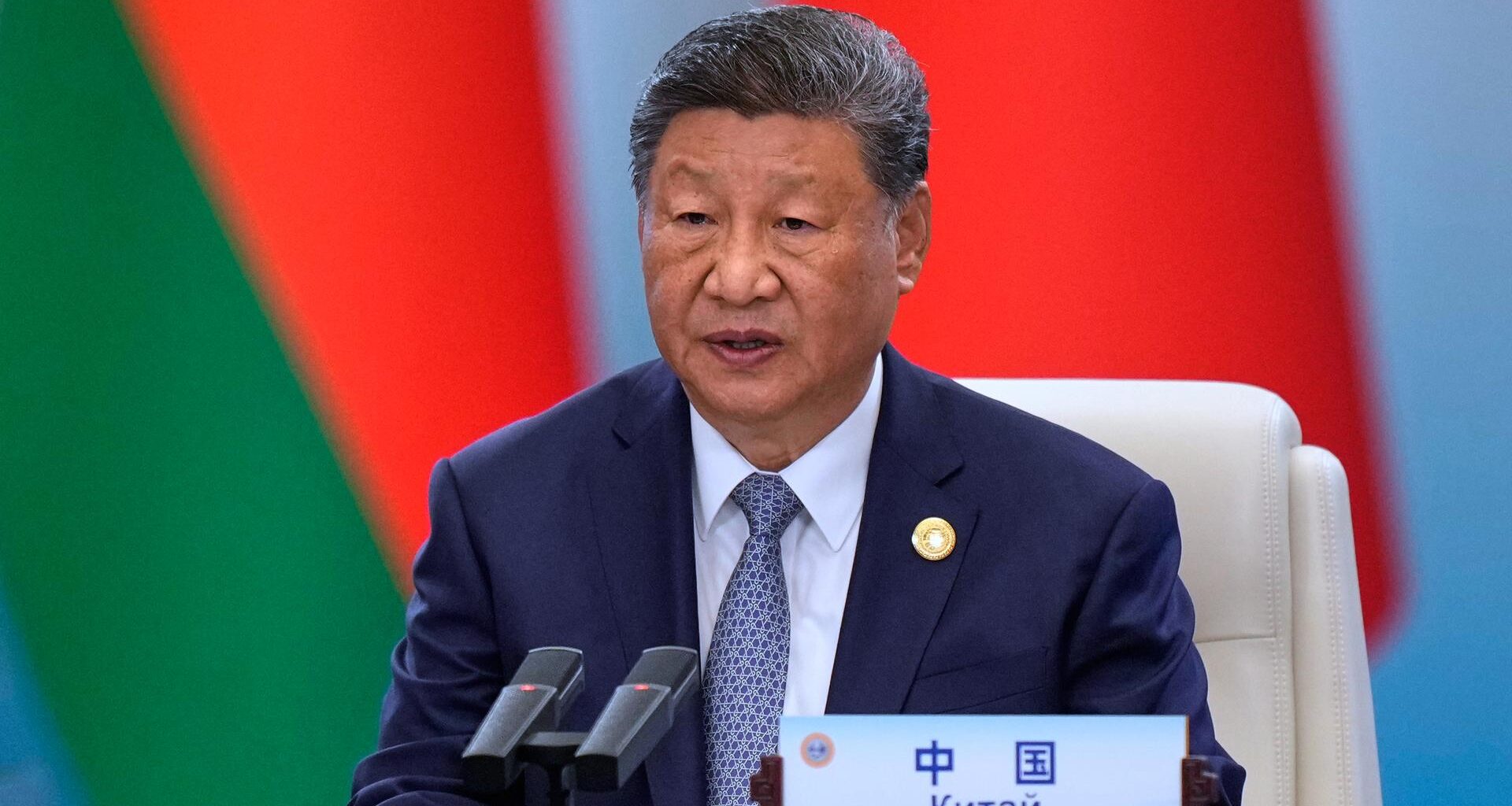 Zu sehen ist der chinesische Staatspräsident Xi Jinping. Er spricht in ein Mikrofon.