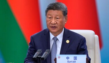 Zu sehen ist der chinesische Staatspräsident Xi Jinping. Er spricht in ein Mikrofon.