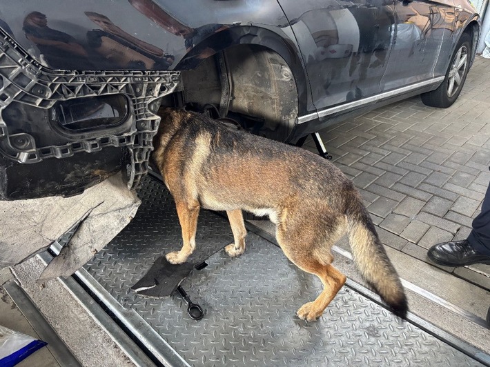 ZOLL-H: - Zoll stellt 19 kg mutmaßliches Amphetamin auf der Autobahn bei Bremen sicher - Drogen im Straßenwert von 285.000 Euro beschlagnahmt, Fahrerin in Untersuchungshaft