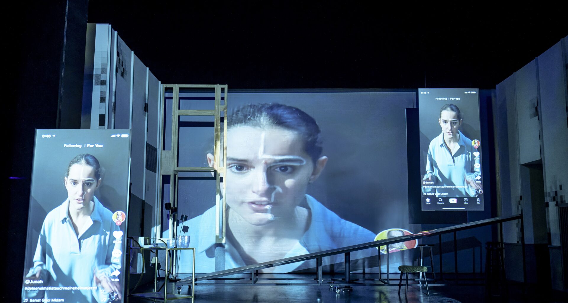 Wiederaufnahme Schauspiel: „Inside Outside Europe“, Erzgebirgische Theater und Orchester GmbH Öffentlichkeitsarbeit, Story