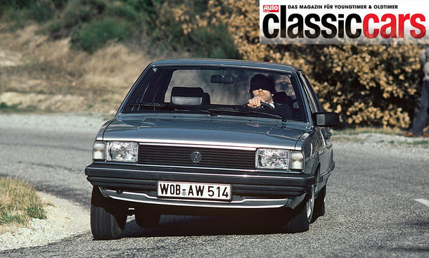 Der VW Santana fährt durch eine Rechtskurve, von vorne fotografiert. In der rechten Ecke ist eine "Classic Cars"-Binde zu sehen.