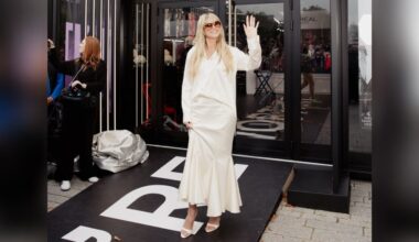 Trotz Terminstress: Heidi Klum begrüßt strahlend ihre Fans.