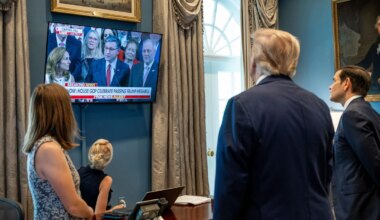 Donald Trump und das Fernsehen: James Poniewoziks Buch "Alle Scheinwerfer auf mich!" - Kultur