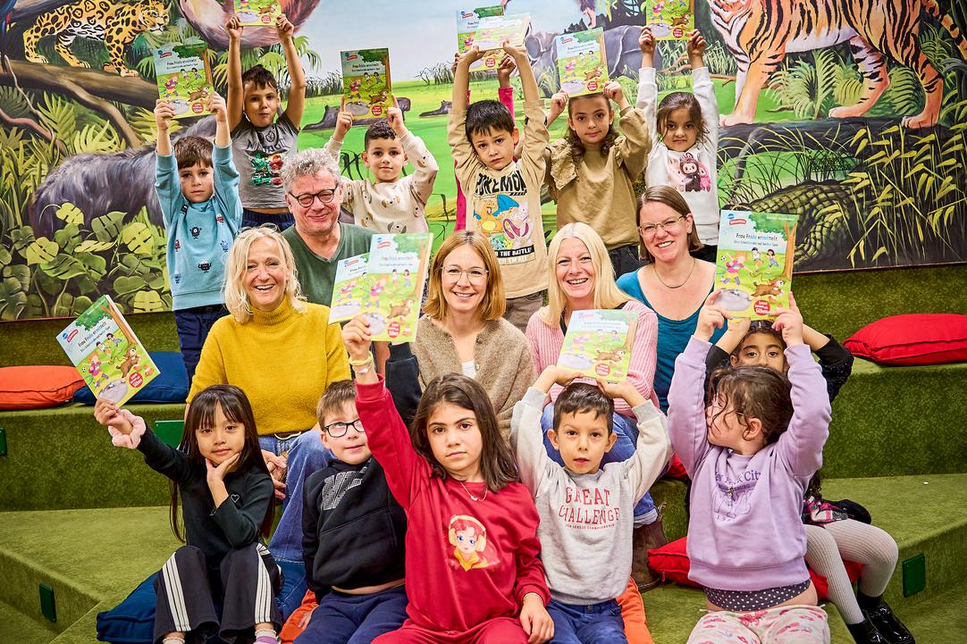 Kinder mit Büchern in der Hand
